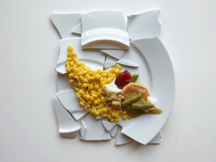 Hannah Rothstein' arte con comidas plato con comida al estilo Julian Schnabel