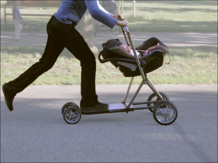 Persona sobre una carreola patín del diablo paseando a un bebé 