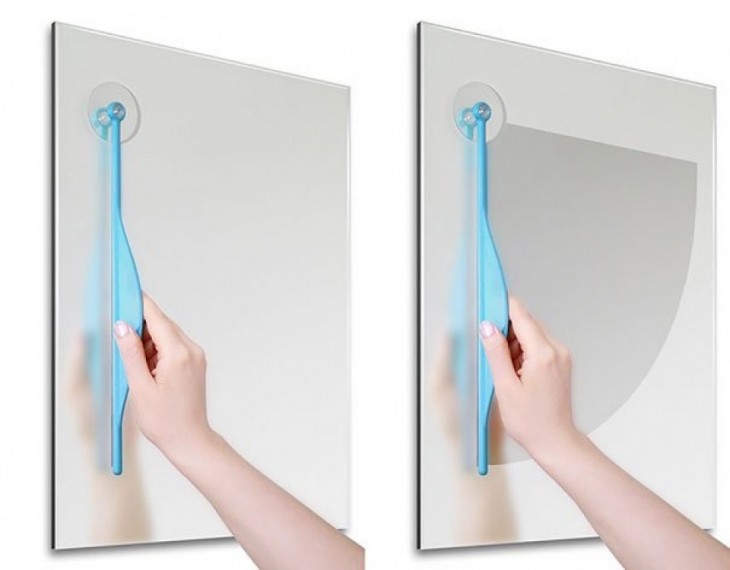 Un brazo limpiando un espejo con el limpiaparabrisas 