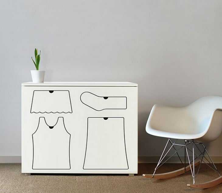 Mueble blanco con figuras de ropa pintada en la superficie 