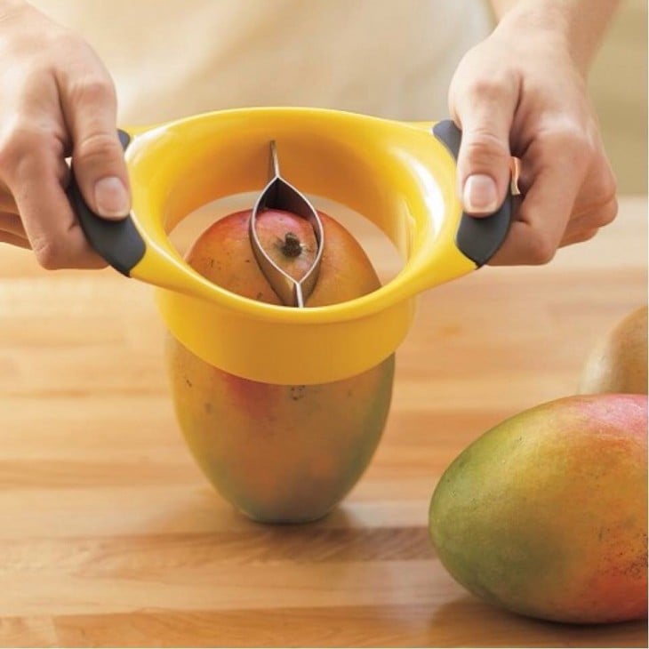 Utensilio especial para partir un mango 