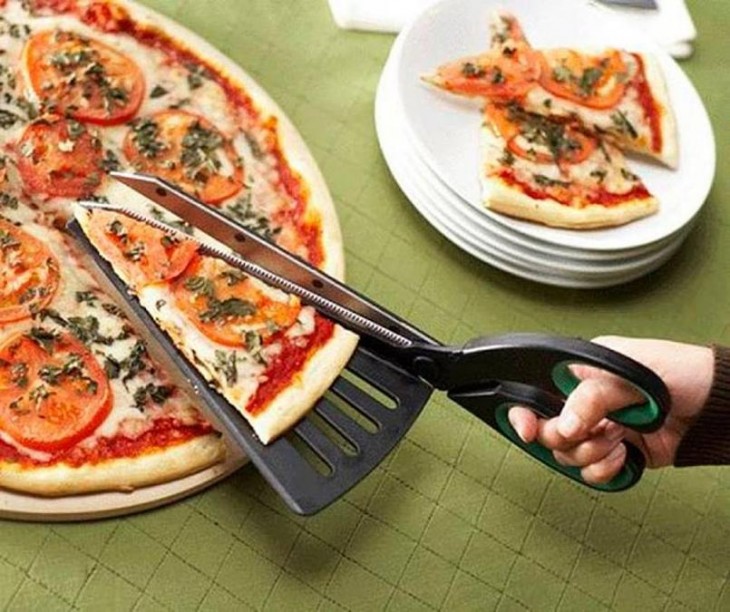 Tijeras diseñadas especialmente para cortar pedazos de pizza 