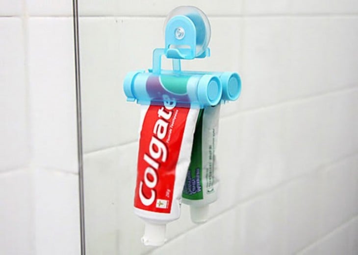 Exprimidor de pasta dental pegado al espejo de baño 