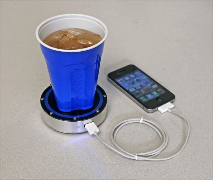 Dispositivo que carga el celular con bebidas frías o calientes