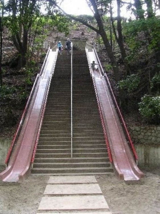 escaleras con toboganes