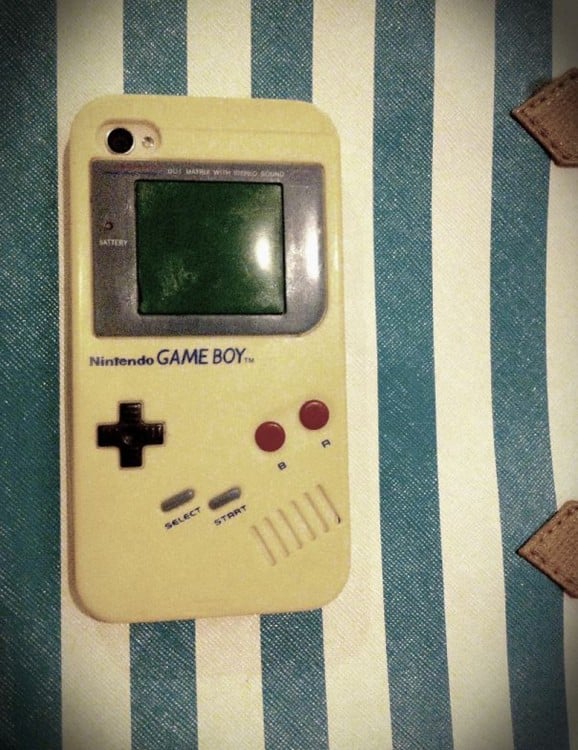 funda para Iphone con diseño de un viejo nintendo Gameboy 