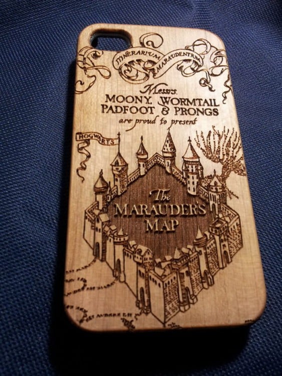 Funda de madera con diseño de un mapa para Hogwards de Harry Potter 