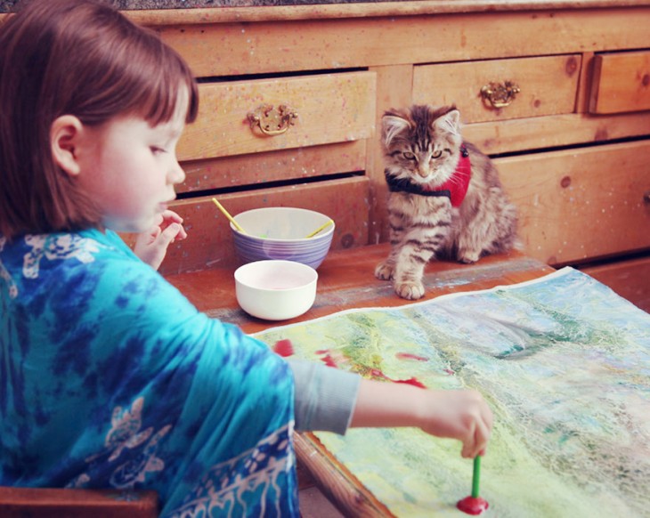 iris grace pintando junto a su gato 