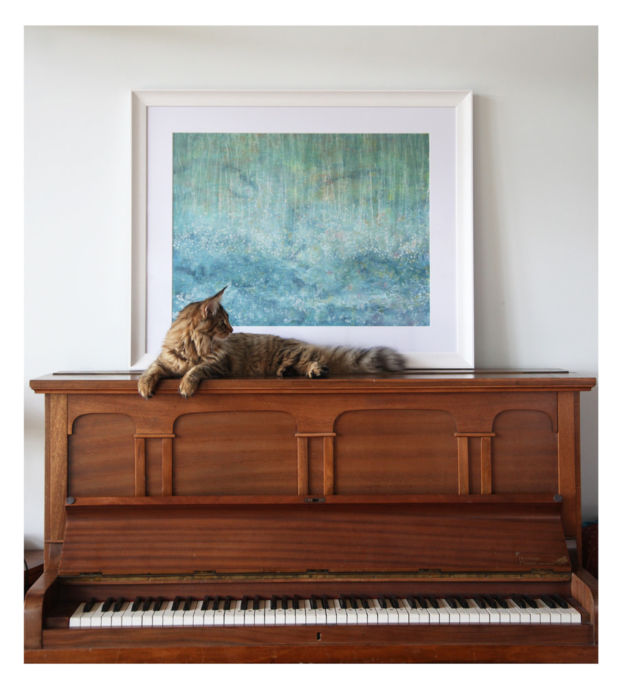 pintura hecha por Isis grace sobre un piano junto con su gato 