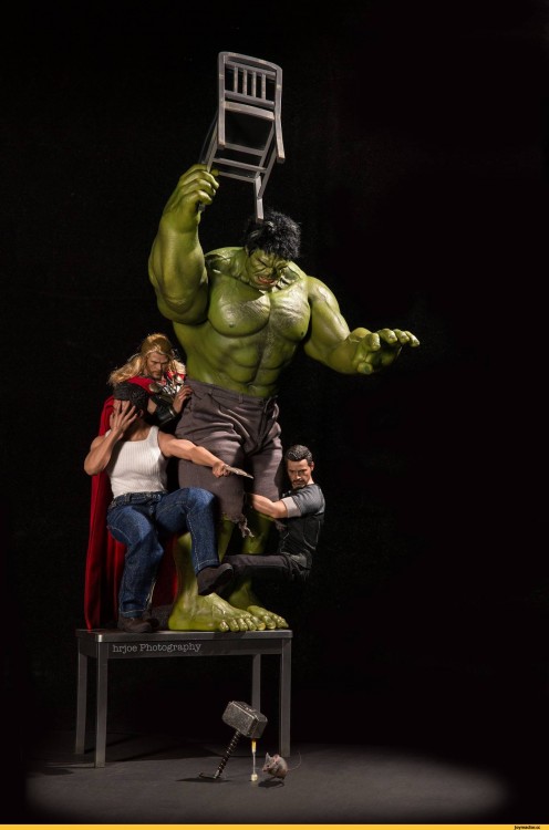 Hulk en versión irónica de Edy Hardjo. tirando una silla a un ratón