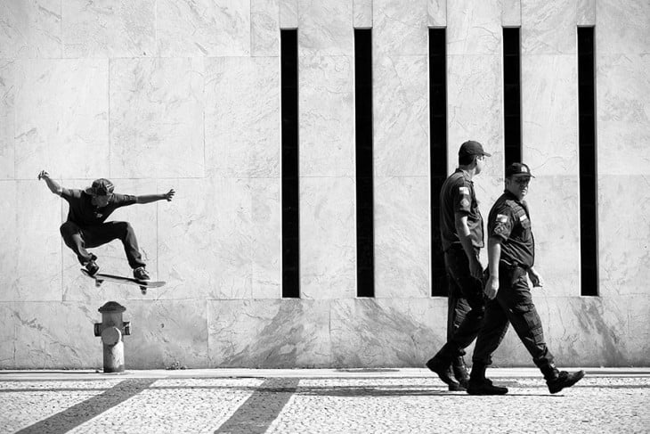 Skate saltando detrás de unos policías en Río de Janeiro 