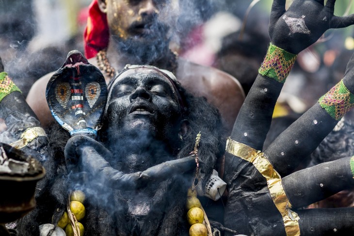 Fotografía de un negro tomada en una celebración Hindú 