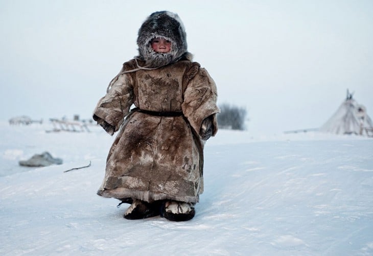 Niño durante el invierno en Siberia 