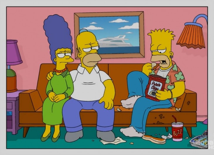 Los simpson en el sofa homero y marge con bart tomando buzz y comiendo snacks