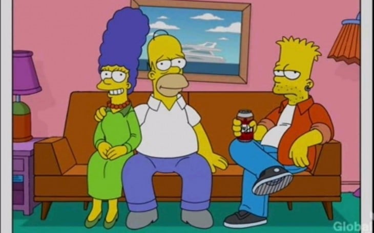 Los simpson en el sofa homero y marge con bart tomando duff