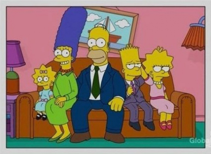 Los simpson sentados en el sofá