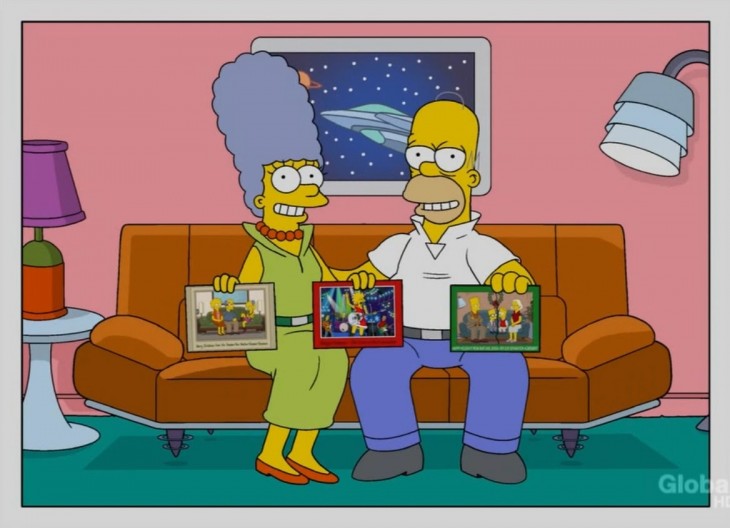 Homero y Marge Simpson en el sofá, con 3 fotografías