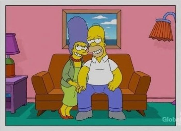 Los simpson Homero y Marge, solos en el sofá