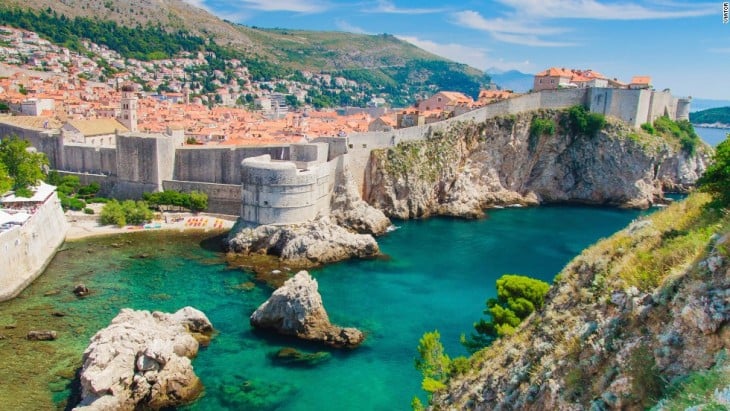 Paisaje de una ciudad en Croacia con un lago entre las casas 