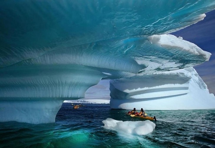 Personas dando un paseo por la Bahía glaciar en Alaska 