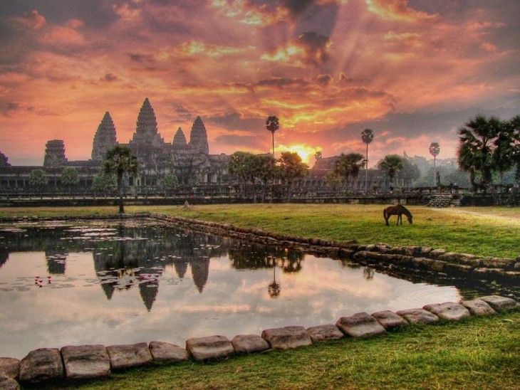 Ciudad de cambodia con casas a los lejos y áreas verdes 