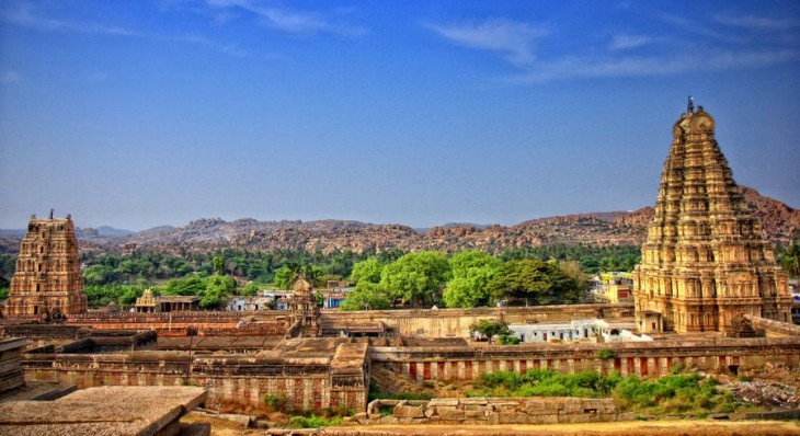 Foto a lo lejos de algunos edificios y áreas verdes de una ciudad de la India 