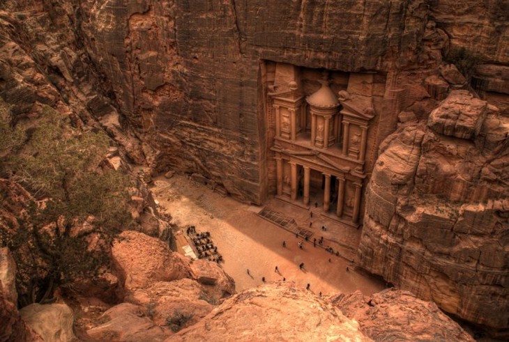 Fotografía tomada de lejos a una ciudad que se encuentra entre rocas 