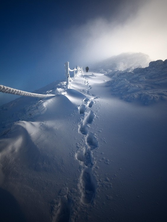 Persona caminando por unas montañas nevadas en Polonia 