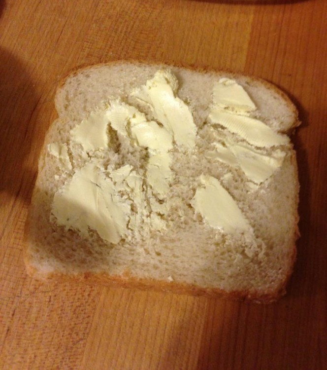 trozo de pan destrozado con mantequilla 