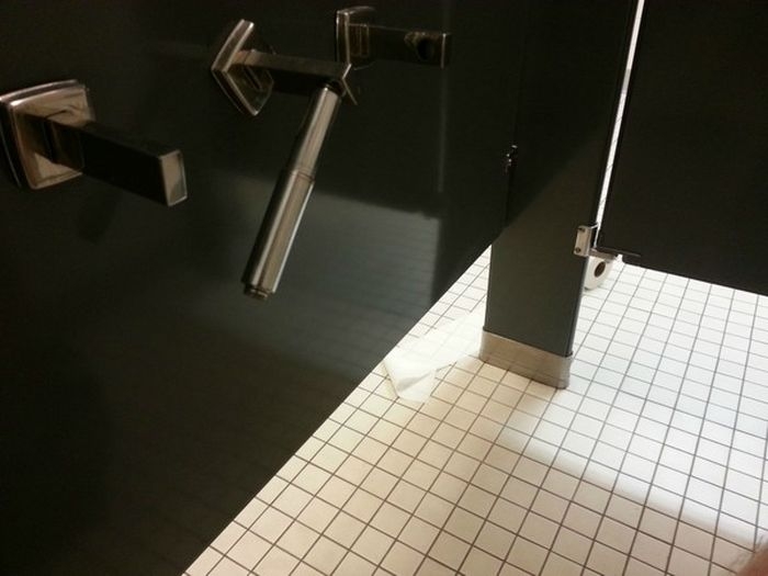 Un rollo de papel higiénico fuera del baño 