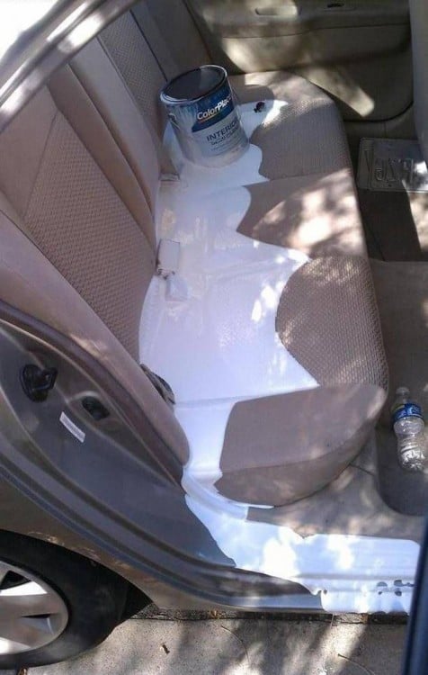 Pintura derramada sobre el asiento de un carro