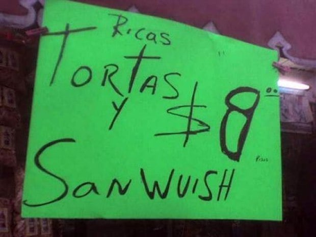 Letrero verde que indica que venden tortas y sandwich 