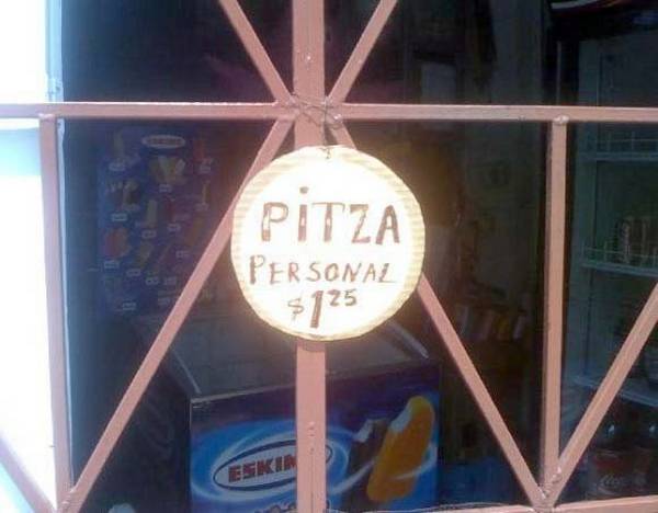 Pequeño letrero en forma de círculo pegado en una puerta que dice con mala ortografía que venden pizza 