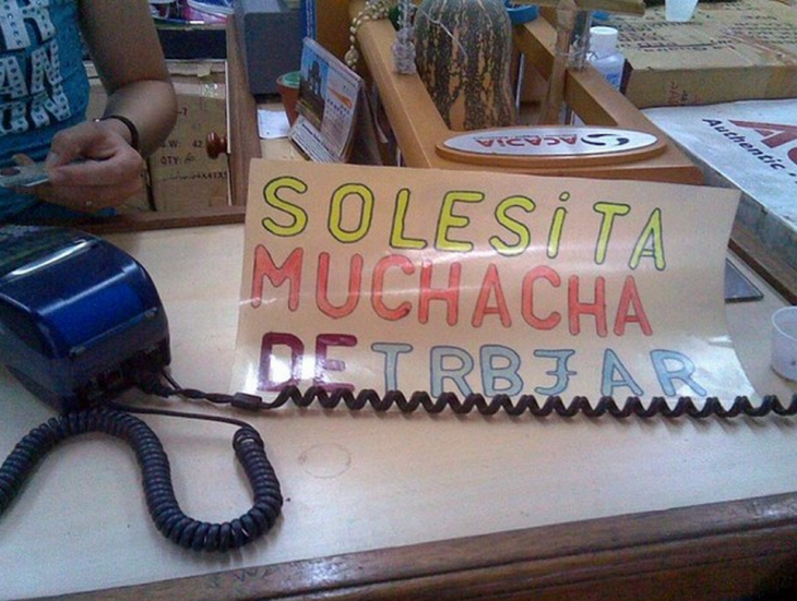 Letrero que intenta decir que solicita muchacha con mala ortografía y sin intención 