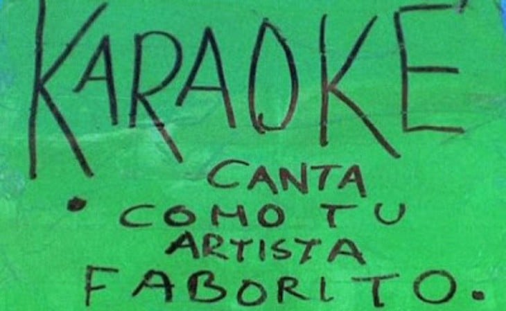 Letrero en color verde que da publicidad al karaoke 