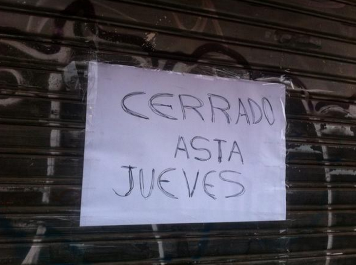 letrero sobre una puerta que indica que estará cerrado 