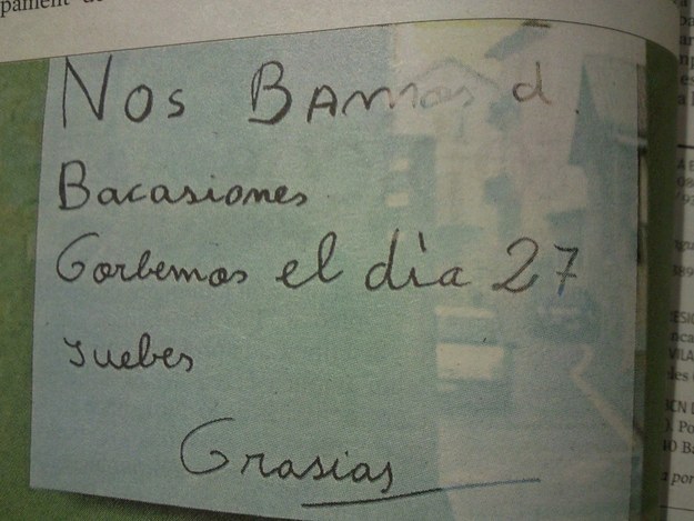 Letrero en una cartulina que dice que un local estará cerrado por que salen de vacaciones 