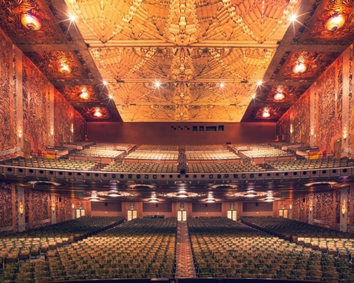 Vista frontal del teatro Paramount en California