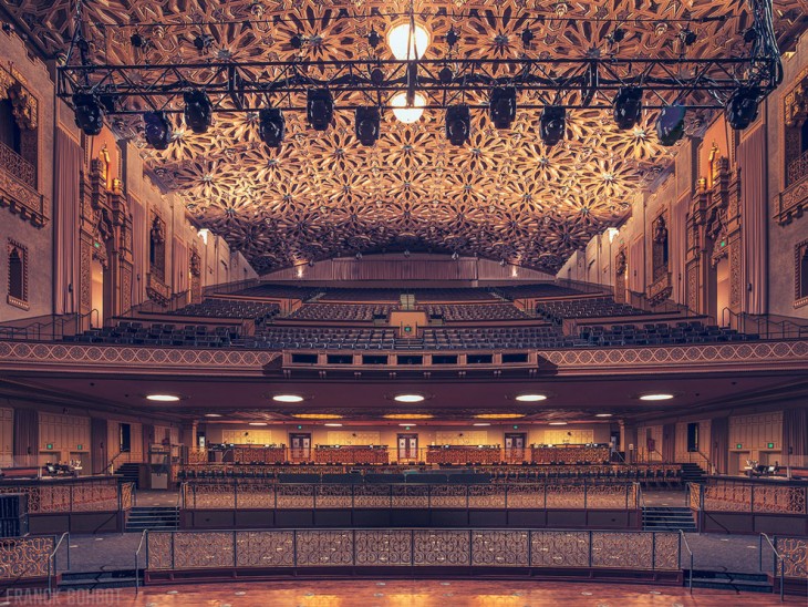 Vista frontal de los asientos y del teatro Fox 