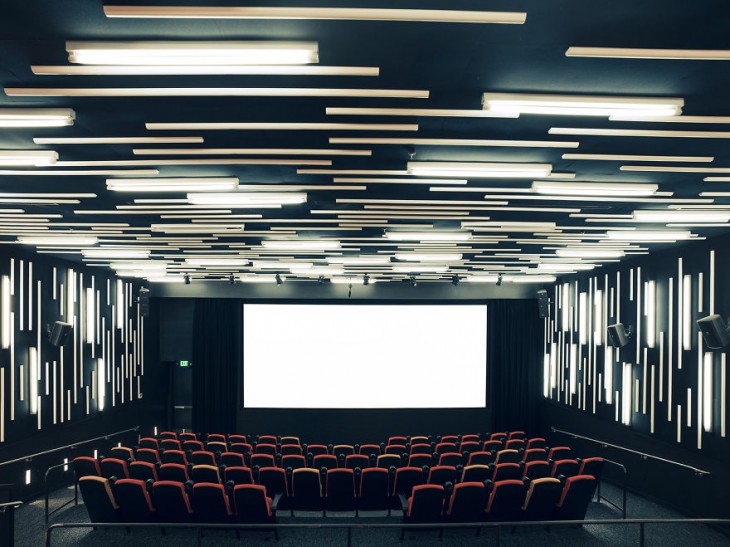 Sala de cine en San Francisco con unas luces y asientos modernos en color blanco y negro 