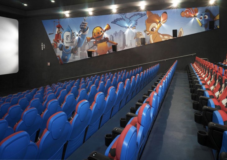 cine en Portugal con diseños de en paredes de películas infantiles como "Robots" y en los asientos diseños de Mickey Mouse 