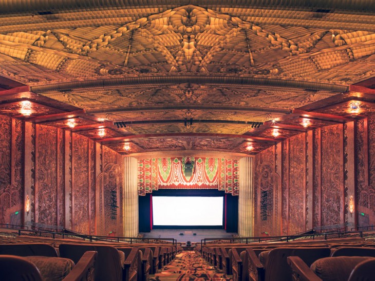 Teatro Paramount en California con un decorado un poco artesanal con estilo moderno 