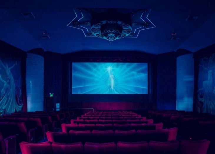 Imagen trasera de un cine en California con un estilo moderno y algunos diseños egipcios (estilo moderno)