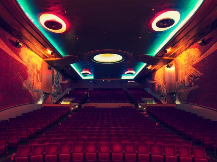 Imagen tomada de frente en un cine en California con un estilo moderno y decoración romana