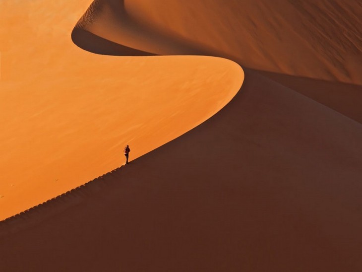 Hombre caminando por la cima de un desierto conocido como "Namib" 