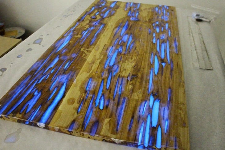 Mesa de madera que brilla por las noches gracias al polvo fluorescente que contiene 