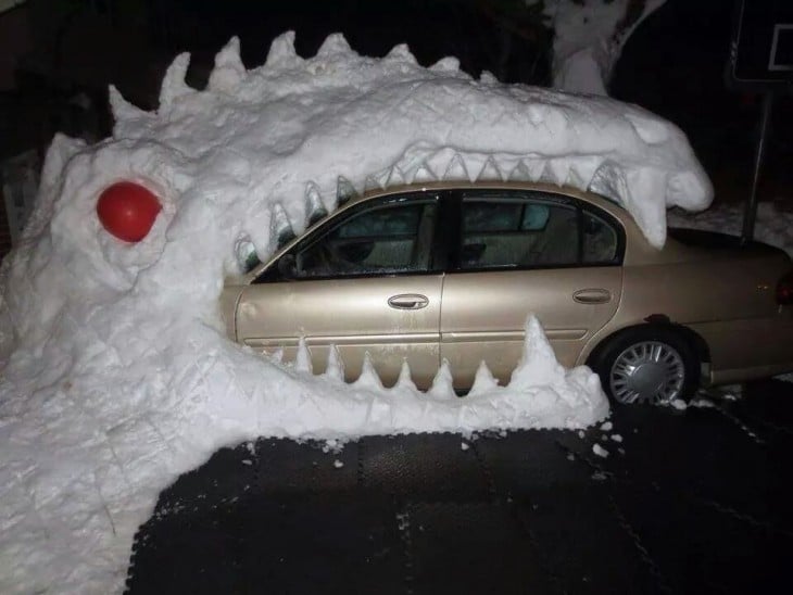 Muñeco de nieve tiranosaurio come auto