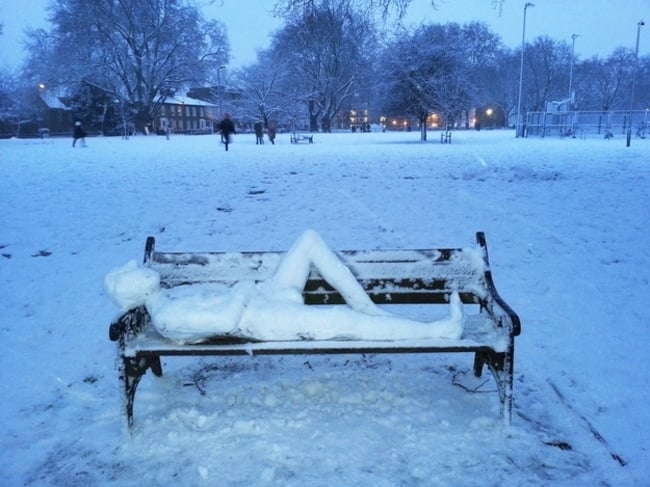 Muñeco de nieve recostado en un banco