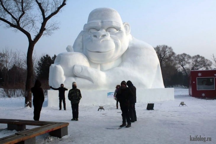 Muñeco de nieve mono gigante