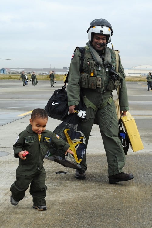 Padre e hijo vestidos de pilotos en un aeropuerto 